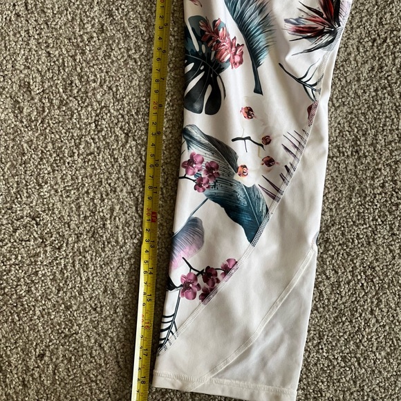 Gap fit 3/4 workout leggings. Size small. Tropical pattern. Like new! Used once. - Picture 5 of 5